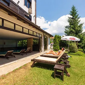 & Holidays - Free Parking Hotel